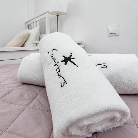 Captivating 2 Bedroom In Popular Nueva Andalucia Close To Centro Plaza *